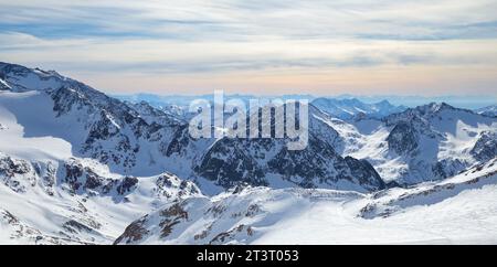 Chaîne enneigée des Alpes glacier de Stubai dans le fond du ciel nuageux Banque D'Images