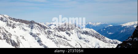 Chaîne enneigée des Alpes glacier de Stubai dans le fond du ciel nuageux Banque D'Images