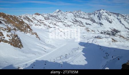 Vue panoramique sur la chaîne de neige des Alpes avec pistes de ski, le glacier Stubai Banque D'Images