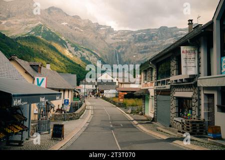 Petit village avec de grandes montagnes en arrière-plan à Gavarnie, France - 12 septembre 2023. Photo de haute qualité Banque D'Images