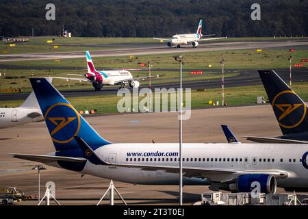 Flughafen Düsseldorf, Eurowings Flieger auf dem Taxiway und Startbahn, Condor Maschinen auf parkposition, NRW, Deutschland Luftverkehr dus *** aéroport de Düsseldorf, avions Eurowings sur voie de circulation et piste, avions Condor en position de stationnement, NRW, Allemagne trafic aérien dus crédit : Imago/Alamy Live News Banque D'Images