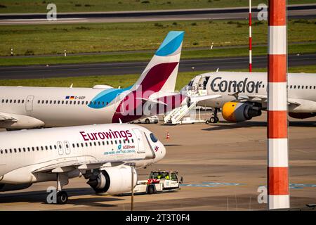 Flughafen Düsseldorf, Eurowings Airbus auf dem Vorfeld, Condor Flieger auf parkposition, NRW, Deutschland Luftverkehr dus *** aéroport de Düsseldorf, Eurowings Airbus sur aire de trafic, avion Condor sur place de parking, NRW, Allemagne trafic aérien dus crédit : Imago/Alamy Live News Banque D'Images