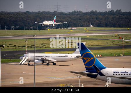 Flughafen Düsseldorf, Eurowings Airbus im Landeanflug, Condor Maschinen auf parkposition, NRW, Deutschland Luftverkehr dus *** aéroport de Düsseldorf, Eurowings Airbus en approche, avion Condor en position de stationnement, NRW, Allemagne trafic aérien dus crédit : Imago/Alamy Live News Banque D'Images