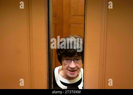 Washington, États-Unis. 26 octobre 2023. Le sénateur Susan Collins, R-ME, parle aux journalistes alors que les portes de l'ascenseur ferment au Capitole des États-Unis à Washington, DC, le jeudi 26 octobre 2023. Une chasse à l'homme se poursuit après qu'un tireur ait ouvert le feu dans un bowling et un restaurant à Lewiston, Maine, tuant au moins 18 personnes hier soir. Photo Bonnie Cash/UPI crédit : UPI/Alamy Live News Banque D'Images