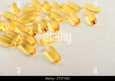 Capsules d'huile de foie de morue sur fond clair closeup Banque D'Images