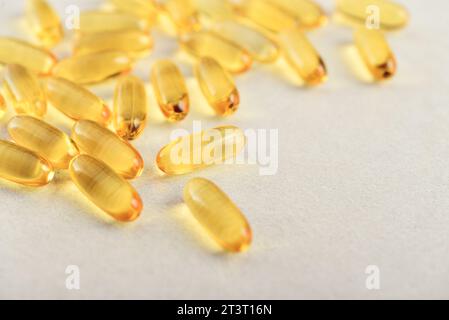 Capsules d'huile de foie de morue sur fond clair closeup Banque D'Images