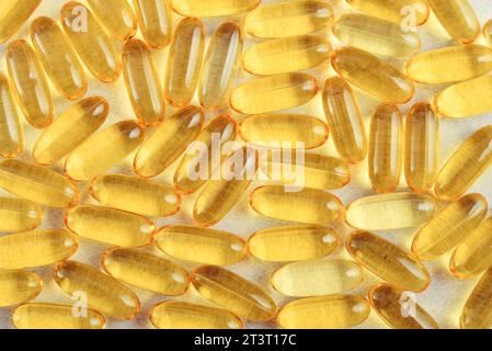 Capsules d'huile de foie de morue sur fond clair vue de dessus Banque D'Images
