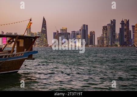 Une vue depuis le port de Dhow à Doha, Qatar vers la zone ouest de la baie sur la baie de Doha. Avec le logo de la coupe du monde de la FIFA dans la baie. Banque D'Images