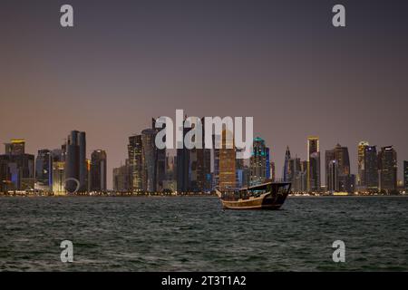 Une vue depuis le port de Dhow à Doha, Qatar vers la zone ouest de la baie sur la baie de Doha. Avec le logo de la coupe du monde de la FIFA, In Bay. Banque D'Images