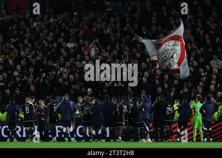 Brighton, Royaume-Uni. 26 octobre 2023. Les joueurs de l'Ajax applaudissent leurs supporters après le match de football de l'UEFA Europa League entre Brighton et l'Ajax à Brighton et au Hove Albion Stadium à Brighton, en Angleterre. (James Whitehead/SPP) crédit : SPP Sport Press photo. /Alamy Live News Banque D'Images