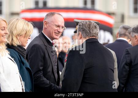 Wien, Österreich. 26 Oktober 2023. Wiener Bürgermeister Michael Ludwig wird von Innenminister Gerhard Karner begrüßt, Am Nationalfeiertag BEI der informations- und Leistungsschau des Bundesheeres in Wien. *** Vienne, Autriche 26 octobre 2023 le maire de Vienne, Michael Ludwig, est accueilli par le ministre de l'intérieur, Gerhard Karner, au salon d'information et de performance des forces armées autrichiennes à Vienne, à l'occasion de la fête nationale Banque D'Images