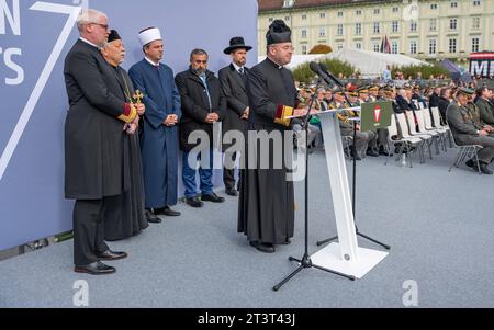 20231026 Nationalfeiertag 2023 Angelobung von RekrutInnen WIEN, OESTERREICH - 26. OKTOBER : Die Militaerseelsorger BEI der Angelobung anlaesslich der offiziellen Feierlichkeiten am Nationalfeiertag 2023 am Wiener Heldenplatz am 26. Oktober 2023 à Wien, Oesterreich. 231026 SEPA 17 087 Copyright : xIsabellexOuvrardx SEPAxMedia crédit : Imago/Alamy Live News Banque D'Images