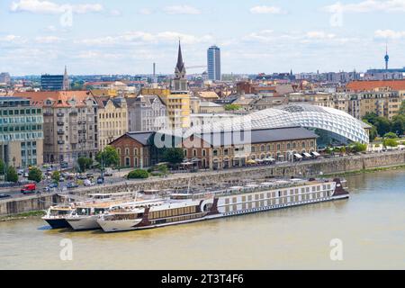 Budapest avec la Bálna (baleine) et les bateaux de tourisme amarrés sur la rive du Danube Banque D'Images