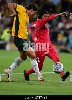 Perth, Australie. 26 octobre 2023. Samantha May Kerr (à gauche) de l'équipe australienne de football féminin et Fatemeh Amineh Borazjani (à droite) de la République islamique d'Iran de football féminin sont vues en action lors du match de qualification olympique de football féminin 2024 du 2e groupe A entre l'Australie et la République islamique d'Iran le stade rectangulaire de Perth. Score final Australie 2:0 République islamique d'Iran. (Photo Luis Veniegra/SOPA Images/Sipa USA) crédit : SIPA USA/Alamy Live News Banque D'Images