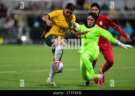 Perth, Australie. 26 octobre 2023. Samantha May Kerr (à gauche) de l'équipe australienne de football féminin et Zahra Khajavi (à droite) de la République islamique d'Iran de football féminin sont vues en action lors du match de qualification olympique de football féminin 2024 du 2e tour de qualification olympique entre l'Australie et la République islamique d'Iran qui s'est tenu à la stade rectangulaire de Perth. Score final Australie 2:0 République islamique d'Iran. (Photo Luis Veniegra/SOPA Images/Sipa USA) crédit : SIPA USA/Alamy Live News Banque D'Images