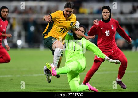 Perth, Australie. 26 octobre 2023. Samantha May Kerr (G) de l'équipe australienne de football féminin et Zahra Khajavi (M), Melika Mohammadi (droite) de l'équipe féminine de football de la République islamique d'Iran est vue en action lors du 2 match de qualification olympique de football féminin 2024 du groupe A entre l'Australie et la République islamique d'Iran qui s'est tenu au stade rectangulaire de Perth. Score final Australie 2:0 République islamique d'Iran. (Photo Luis Veniegra/SOPA Images/Sipa USA) crédit : SIPA USA/Alamy Live News Banque D'Images