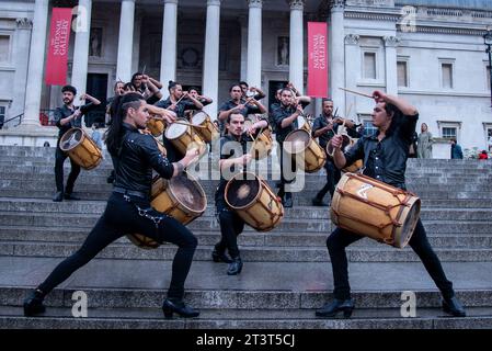 Londres, Royaume-Uni. 26 octobre 2023. Les batteurs du groupe sud-américain MALEVO répètent à Trafalgar Square avant leurs représentations au Peacock Theatre, Portugal St à Londres du mardi 31 octobre 2023 au samedi 4 novembre. Cette troupe dynamique entièrement masculine a créé une performance qui non seulement pousse le style Malambo au-delà de ses limites, mais offre au public une expérience visuelle et sensorielle extraordinaire unique en son genre. Crédit : SOPA Images Limited/Alamy Live News Banque D'Images