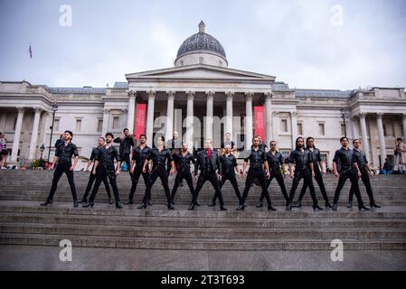 Londres, Royaume-Uni. 26 octobre 2023. Les batteurs du groupe sud-américain MALEVO répètent à Trafalgar Square avant leurs représentations au Peacock Theatre, Portugal St à Londres du mardi 31 octobre 2023 au samedi 4 novembre. Cette troupe dynamique entièrement masculine a créé une performance qui non seulement pousse le style Malambo au-delà de ses limites, mais offre au public une expérience visuelle et sensorielle extraordinaire unique en son genre. (Photo de Loredana Sangiuliano/SOPA Images/Sipa USA) crédit : SIPA USA/Alamy Live News Banque D'Images