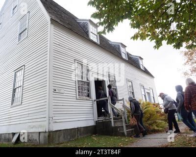 Le 13 octobre 2023, les visiteurs entrent dans le Meeting House du Shaker Village à Canterbury, NH. Photo de Francis Specker Banque D'Images