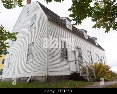 L'extérieur du Meeting House au Shaker Village à Canterbury, NH le 13 octobre 2023. Photo de Francis Specker Banque D'Images