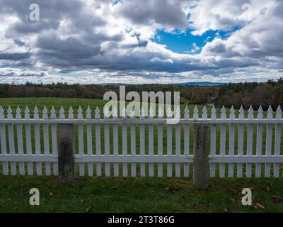 Une clôture de piquetage près de la Meeting House au Shaker Village à Canterbury, NH le 13 octobre 2023. Photo de Francis Specker Banque D'Images