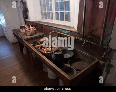 Un évier de cuisine au Shaker Village à Canterbury, NH le 13 octobre 2023. Photo de Francis Specker Banque D'Images
