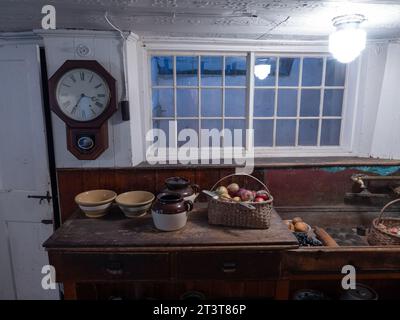 Un évier de cuisine au Shaker Village à Canterbury, NH le 13 octobre 2023. Photo de Francis Specker Banque D'Images