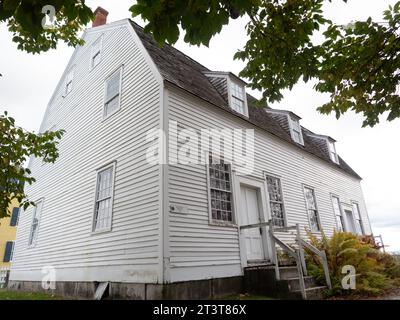 L'extérieur du Meeting House au Shaker Village à Canterbury, NH le 13 octobre 2023. Photo de Francis Specker Banque D'Images