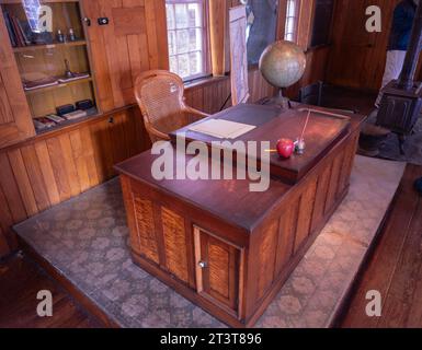 Le bureau de l’enseignant à l’école d’une pièce au Shaker Village à Canterbury, NH, le 13 octobre 2023. Photo de Francis Specker Banque D'Images
