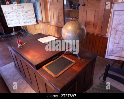 Le bureau de l’enseignant à l’école d’une pièce au Shaker Village à Canterbury, NH, le 13 octobre 2023. Photo de Francis Specker Banque D'Images