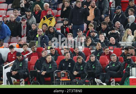 Anfield, Liverpool, Merseyside, Royaume-Uni. 26 octobre 2023. Europa League football, Liverpool contre Toulouse ; l'entraîneur de Liverpool Jurgen Klopp et son équipe d'entraîneurs regardent sur le dugout Credit : action plus Sports/Alamy Live News Banque D'Images