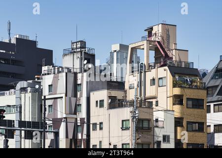 Image d'un paysage urbain avec des immeubles résidentiels typiques de grande hauteur à Tokyo, Japon Banque D'Images