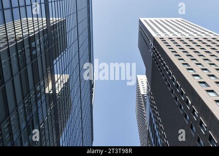 Photo avec une vue à angle bas de gratte-ciel à Tokyo, Japon Banque D'Images