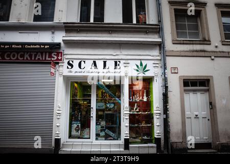 Photo d'un magasin de Cannabis dans le centre-ville de Dusseldorf, Allemagne. Un magasin principal est un point de vente spécialisé dans les accessoires utilisés pour consum Banque D'Images