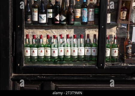 Photo du logo de Jameson sur quelques bouteilles de whisky à vendre à Novi Sad, Serbie. Jameson est un whisky irlandais mélangé produit par la distillerie irlandaise Banque D'Images