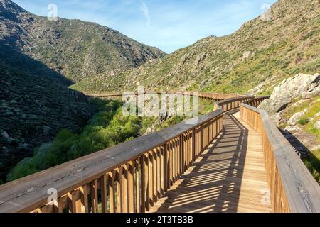 Guarda, Portugal - 10 avril 2023 : Mondego promenades le long de la colline suivant la vallée de la rivière Mondego dans la Serra da Estrela au Portugal, avec le ri Banque D'Images