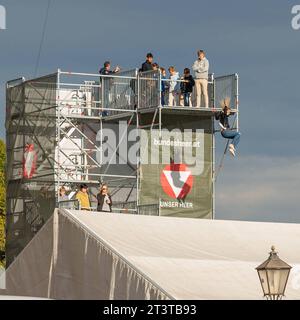 20223026 Leistungsschau 2023 des Oesterreichischen Bundesheeres WIEN, OESTERREICH - 26. OKTOBER : Sprungturm anlaesslich der offiziellen Feierlichkeiten am Nationalfeiertag 2023 am Wiener Heldenplatz am 26. Oktober 2023 à Wien, Oesterreich. 231026 SEPA 17 126 Copyright : xIsabellexOuvrardx SEPAxMedia crédit : Imago/Alamy Live News Banque D'Images