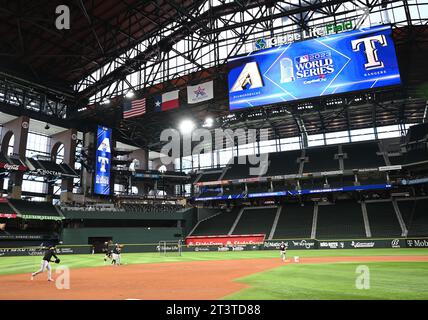 Arlington, États-Unis. 26 octobre 2023. Les joueurs des Diamondbacks de l'Arizona s'entraînent au Globe Life Field à Arlington, Texas, le jeudi 26 octobre 2023. Les Diamondbacks affronteront les Rangers du Texas dans la série mondiale 2023 à compter du vendredi 27 octobre. Photo de Ian Halperin/UPI crédit : UPI/Alamy Live News Banque D'Images