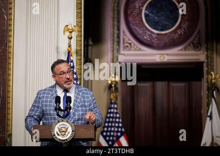 Washington, États-Unis. 26 octobre 2023. Miguel Cardona, secrétaire américain à l'éducation, s'exprime lors d'une cérémonie dans la salle des traités indiens à Washington, DC, le jeudi 26 octobre 2023. Harris prendra la parole au Royaume-Uni le mois prochain lors d’un rassemblement axé sur la création de garde-corps autour de l’intelligence artificielle, selon une personne familière avec le sujet. Photo de Ting Shen/UPI crédit : UPI/Alamy Live News Banque D'Images