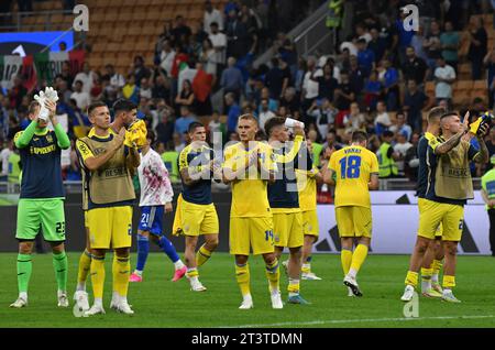 Milan, Italie - 11 septembre 2023 : les joueurs ukrainiens remercient les supporters après le match de qualification de l'UEFA EURO 2024 contre l'Italie au Stadio San Siro à Milan. L'Ukraine a perdu 1-2 Banque D'Images