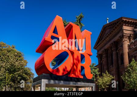 Philadelphia, PA - US - Oct 13, 2023 la version espagnole du pop art Love design de Robert Indiana. La sculpture Amor installée au parc Sister Cities a Banque D'Images