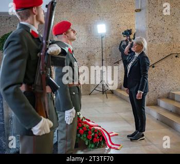 20223026 Nationalfeiertag 2023 Kranzniederlegung Bundesregierung WIEN, OESTERREICH - 26. OKTOBER : Bundesministerin fuer Landesverteidigung Klaudia Tanner OeVP nach der Kranzniederlegung des Oesterreichischen Bundeskanzlers Karl Nehammer OeVP und der Mitglieder Bundesregierung anlaesslich der offiziellen Feierlichkeiten am Nationalfeiertag 2023 in der Krypta am BURGENER des Widener des 26 platz. Oktober 2023 à Wien, Oesterreich. 231026 SEPA 17 190 Copyright : xIsabellexOuvrardx SEPAxMedia crédit : Imago/Alamy Live News Banque D'Images