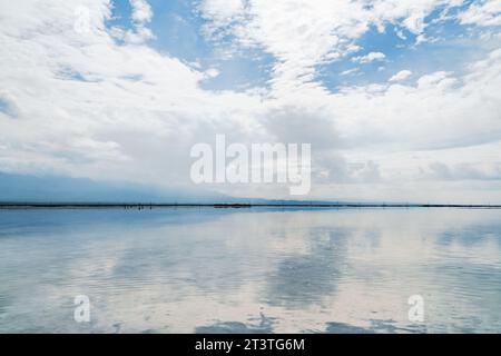 Le Royaume du ciel du lac salé de Chaka dans la province de Qinghai, en Chine Banque D'Images