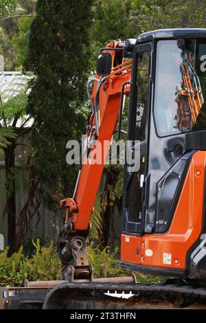 Équipement de tracteur pelleteuse orange et noir pour creuser la terre. Banque D'Images