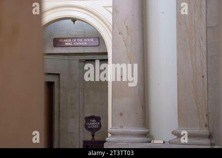 La plaque nominative du président de la Chambre des représentants des États-Unis Mike Johnson (républicain de Louisiane) remplace officiellement celle de l'ancien président de la Chambre des représentants des États-Unis Kevin McCarthy (républicain de Californie) au Capitole le jeudi 26 octobre 2023. Le parti a d'abord nommé le chef de la majorité à la Chambre des États-Unis Steve Scalise (républicain de Louisiane), qui a abandonné peu de temps après avoir remporté la nomination en raison d'un manque de soutien. Le représentant des États-Unis Jim Jordan (républicain de l'Ohio) a remporté la deuxième nomination, mais n'a pas pu obtenir 217 voix à la Chambre des représentants à l'AFT Banque D'Images