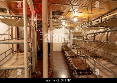 Muskegon, Michigan - couchettes d'équipage sur le Cutter McLane de la Garde côtière américaine de l'époque de la prohibition, exposées au USS Silversides Submarine Museum. Les visiteurs peuvent Banque D'Images