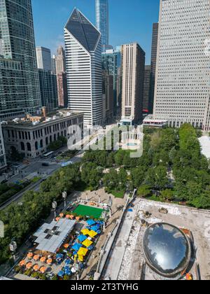 Image aérienne panoramique haute résolution de drone de la célèbre attraction touristique du Millennium Park de Chicago lors d'une belle journée d'été Banque D'Images