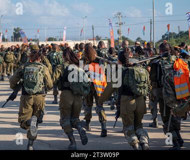 Base militaire de Zikim, Israël, 21 septembre 2023- IDF- longue marche de la brigade de recherche et de sauvetage de l'armée israélienne et cérémonie de remise des diplômes. Banque D'Images