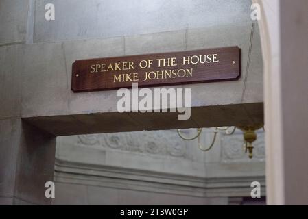 La plaque nominative du président de la Chambre des représentants des États-Unis Mike Johnson (républicain de Louisiane) remplace officiellement celle de l'ancien président de la Chambre des représentants des États-Unis Kevin McCarthy (républicain de Californie) au Capitole le jeudi 26 octobre 2023. Le parti a d'abord nommé le chef de la majorité à la Chambre des États-Unis Steve Scalise (républicain de Louisiane), qui a abandonné peu de temps après avoir remporté la nomination en raison d'un manque de soutien. Le représentant des États-Unis Jim Jordan (républicain de l'Ohio) a remporté la deuxième nomination, mais n'a pas pu obtenir 217 voix à la Chambre des représentants à l'AFT Banque D'Images