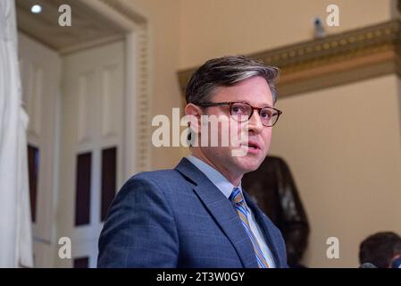 Washington, États-Unis. 26 octobre 2023. Le représentant des États-Unis Mike Johnson (républicain de Louisiane) quitte une réunion avec le Premier ministre australien Anthony Albanese dans le Capitole le mercredi 25 octobre 2023, juste un jour après avoir été élu président de la Chambre. Photo Annabelle Gordon/CNP/ABACAPRESS.COM crédit : Abaca Press/Alamy Live News Banque D'Images